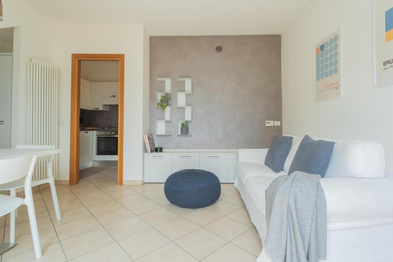 Blue Bliss Apartment By Rent All Como Colonno Bagian luar foto