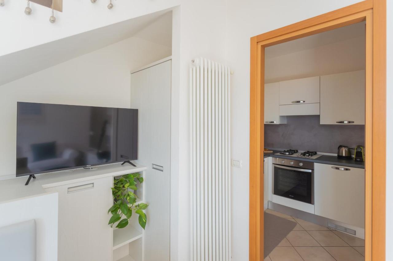 Blue Bliss Apartment By Rent All Como Colonno Bagian luar foto